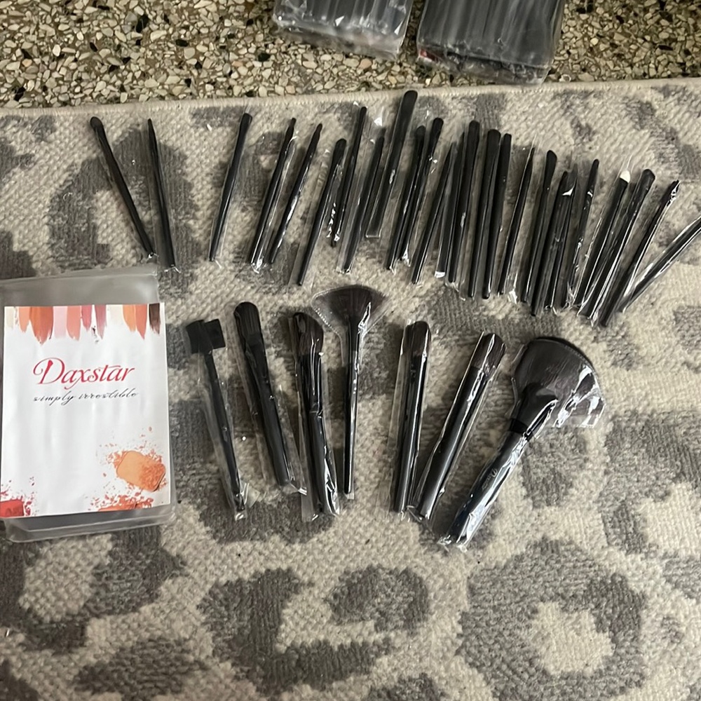 Daxstar 32 piece makeup brush kit- black brand new